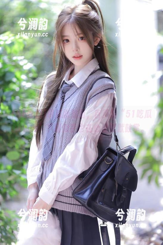 俩瓜面对面，首页的“51吃瓜www”下载似乎也在心里默默鼓掌。
