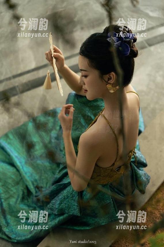 一打开链接，HLW的世界扑面而来，为什么这么魔幻？