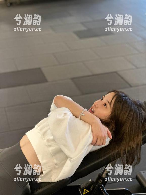 tttzzz 安卓里的“tttzzz38”,对面的小狗也在看,好奇心杀死了几只猫!