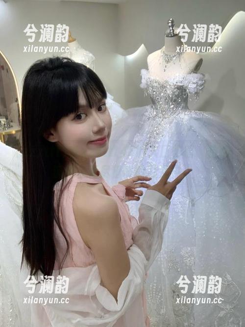 zzzttt 在zzzttt48的入口徘徊,仿佛沉浸在无尽猎奇的漩涡中。