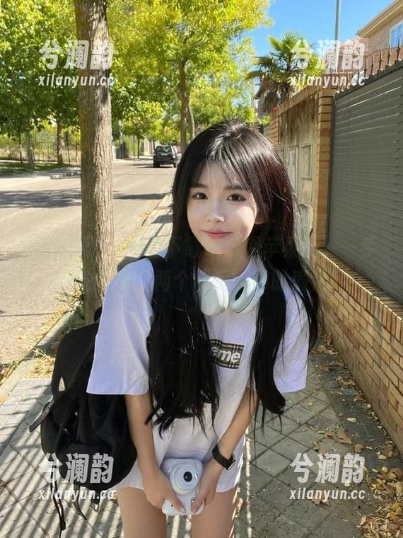 一手在下载吃瓜网苹果版，一手在吃零食，两个“瓜”同时满足！
