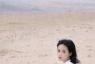 嘴巴里嚼着瓜子，登录国产吃瓜在线，感觉像是一场无声的“热搜拉锯战”！